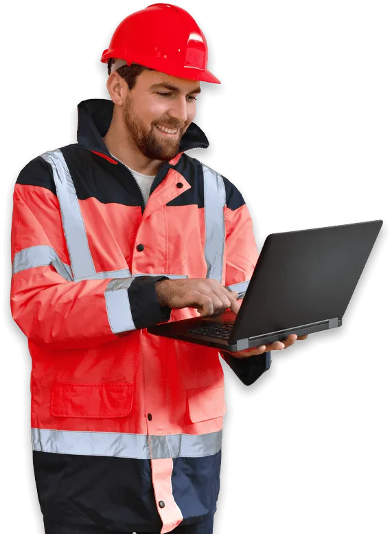 operatore sorridente con computer in mano